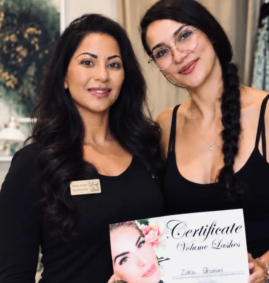 Rosanna Mione tillsammans med en elev som håller sitt certifikat i volymfransar